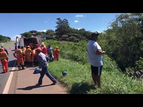 Motorista de caminhão perde o controle e atropela dois trabalhadores na BR-376