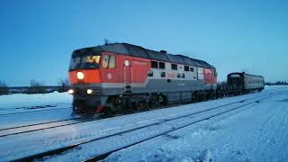 Тепловоз ТЭП70-0439 с рабочим поездом прибывает на станцию Сейда (Сейда,МО Воркута, Республика Коми)