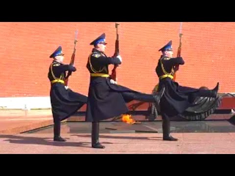 Почётный караул у вечного огня Honor guard at the eternal flame 仪仗队 名誉ガード 대 Смена караула ziminvideo