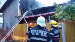 Incendiu la un grup de trei locuinţe din Ploieşti - ISU Prahova