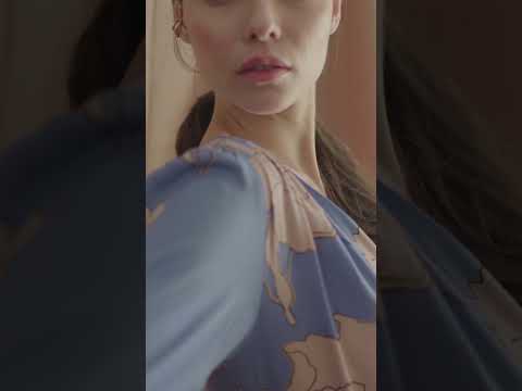 Video: CM5897 Sukienka z kopertową górą - model 1