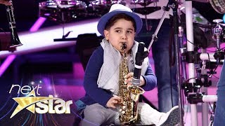 Video thumbnail of "Luca Marin face senzație prin dans și cântec pe scena Next Star"