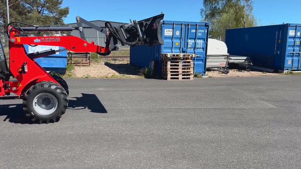 Kompaktlastare med plog Flexitrac 1226