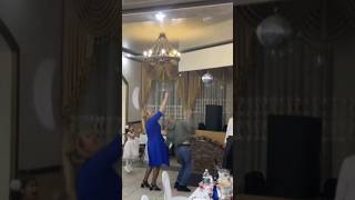 Невеста бросает букет