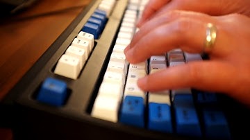 Unicomp Spacesaver M Black / Brilliant White and blue ANSI key typing demonstration