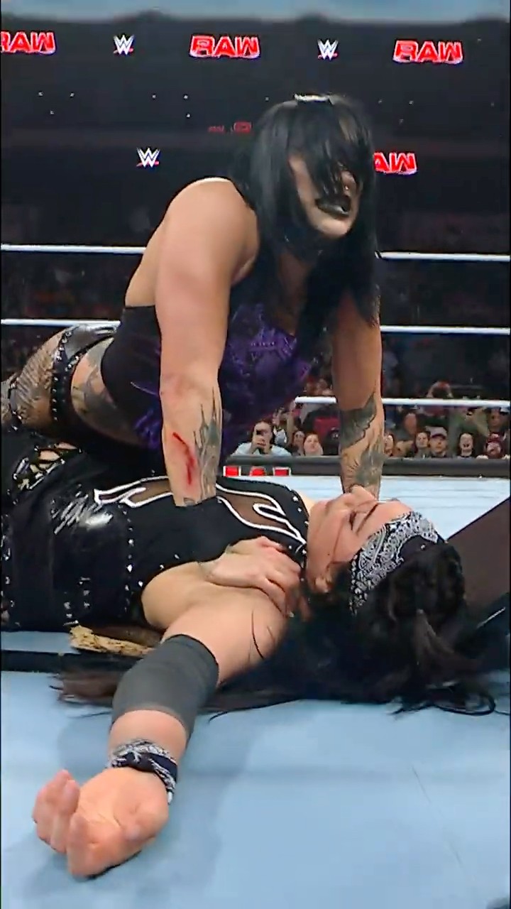 Don’t mess with Mami ? #WWERaw