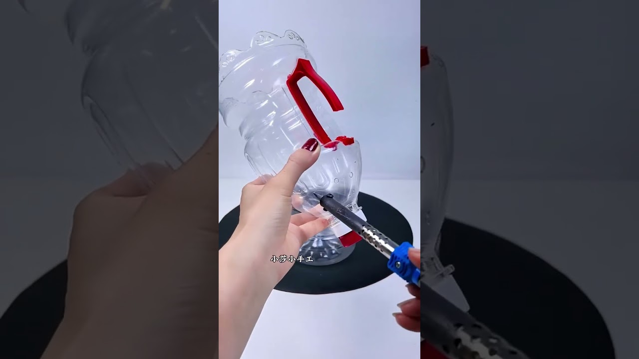 Cut open a soy sauce bottle and hang it on the balcony security window to plant flowers handmade