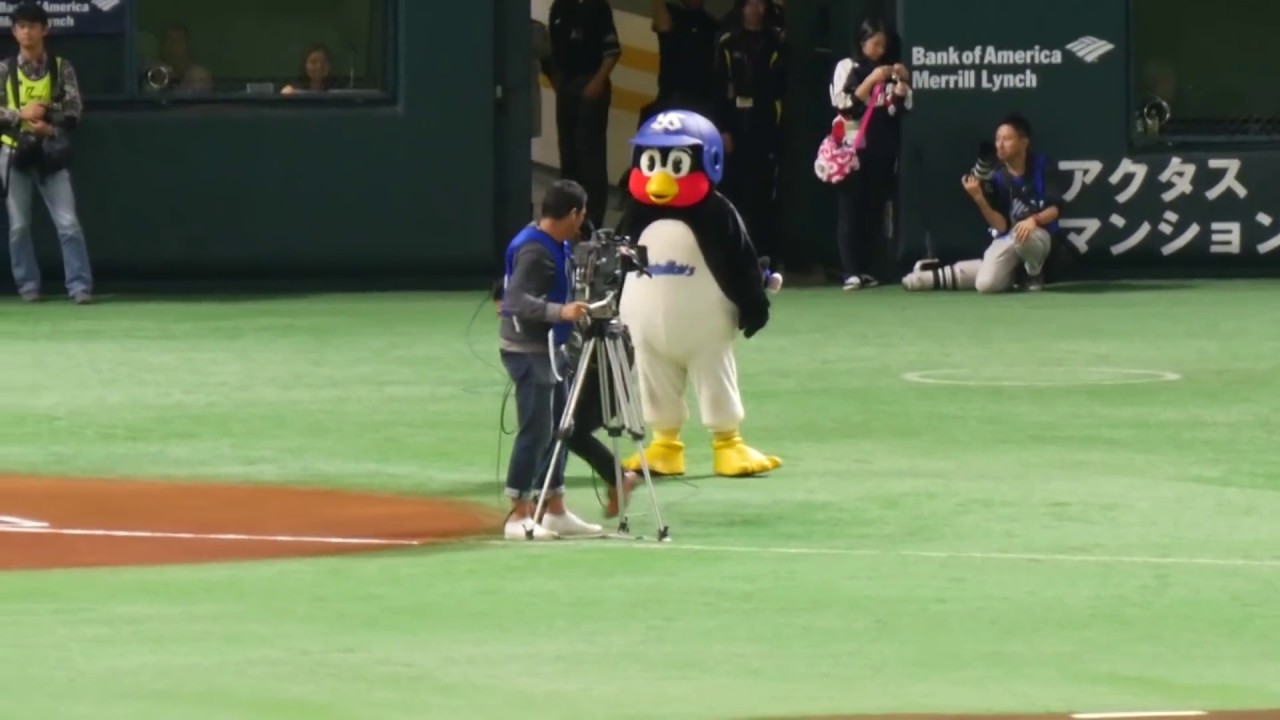 つば九郎のいたずら 日本シリーズ第2戦 - YouTube