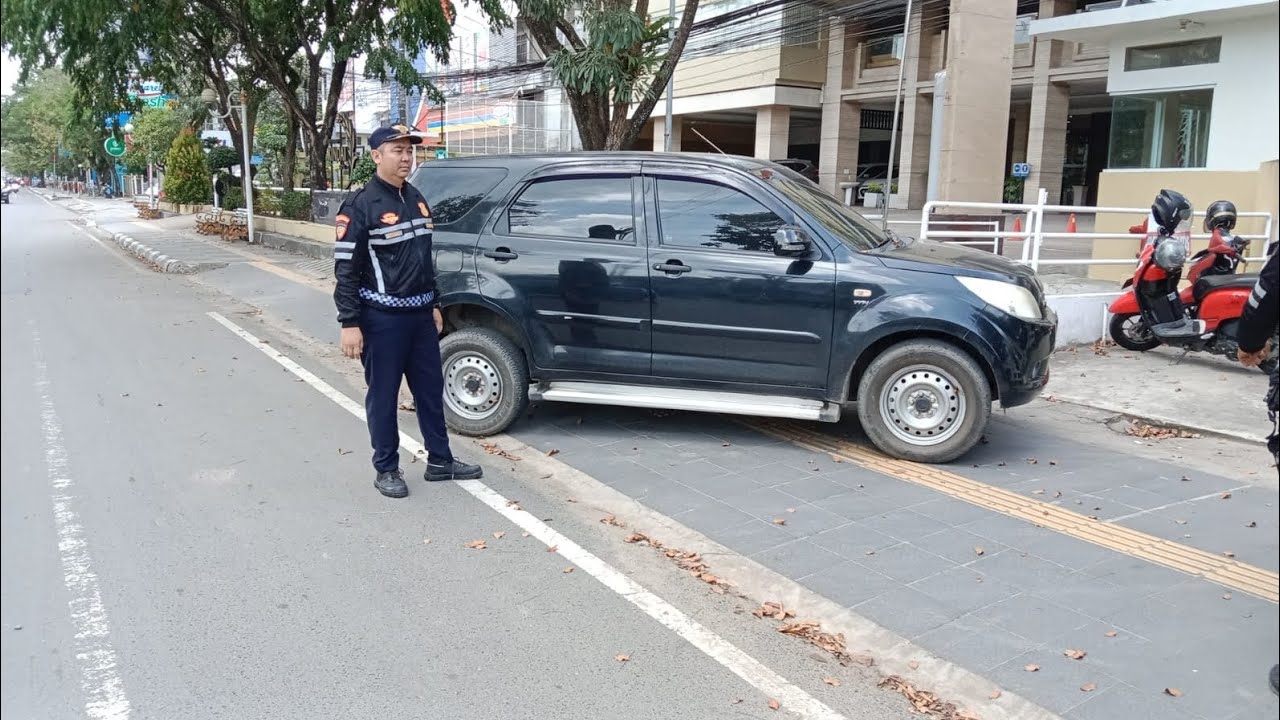 Peneguran kepada pengendara yang parkir di trotoar 