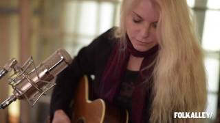 Folk Alley Sessions: Amilia K Spicer - "Train Wreck"