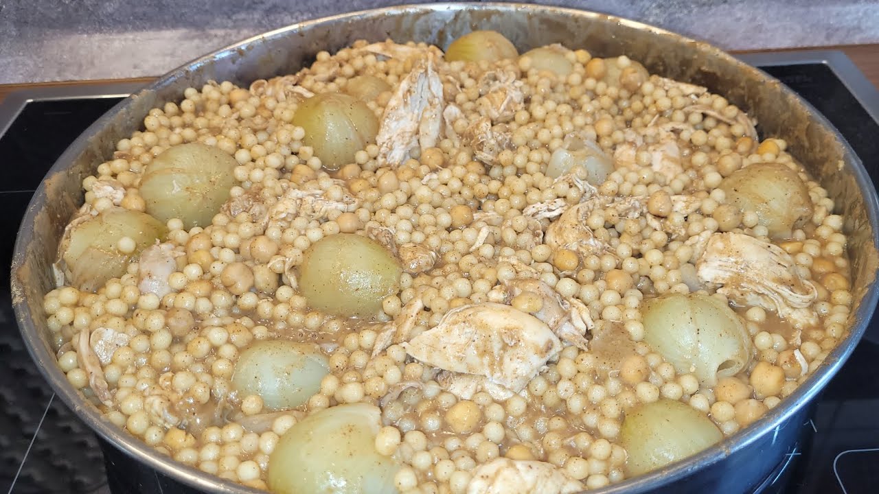 Moghrabie Grießnudeln mit Hähnchen und Zwiebeln. المغربية بالدجاج
