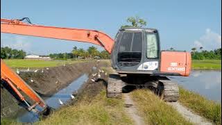 EXCAVATOR HITACHI EX120 KOREK BUANG RUMPUT SEMAK DALAM PARIT TEPI BENDANG SAWAH PADI
