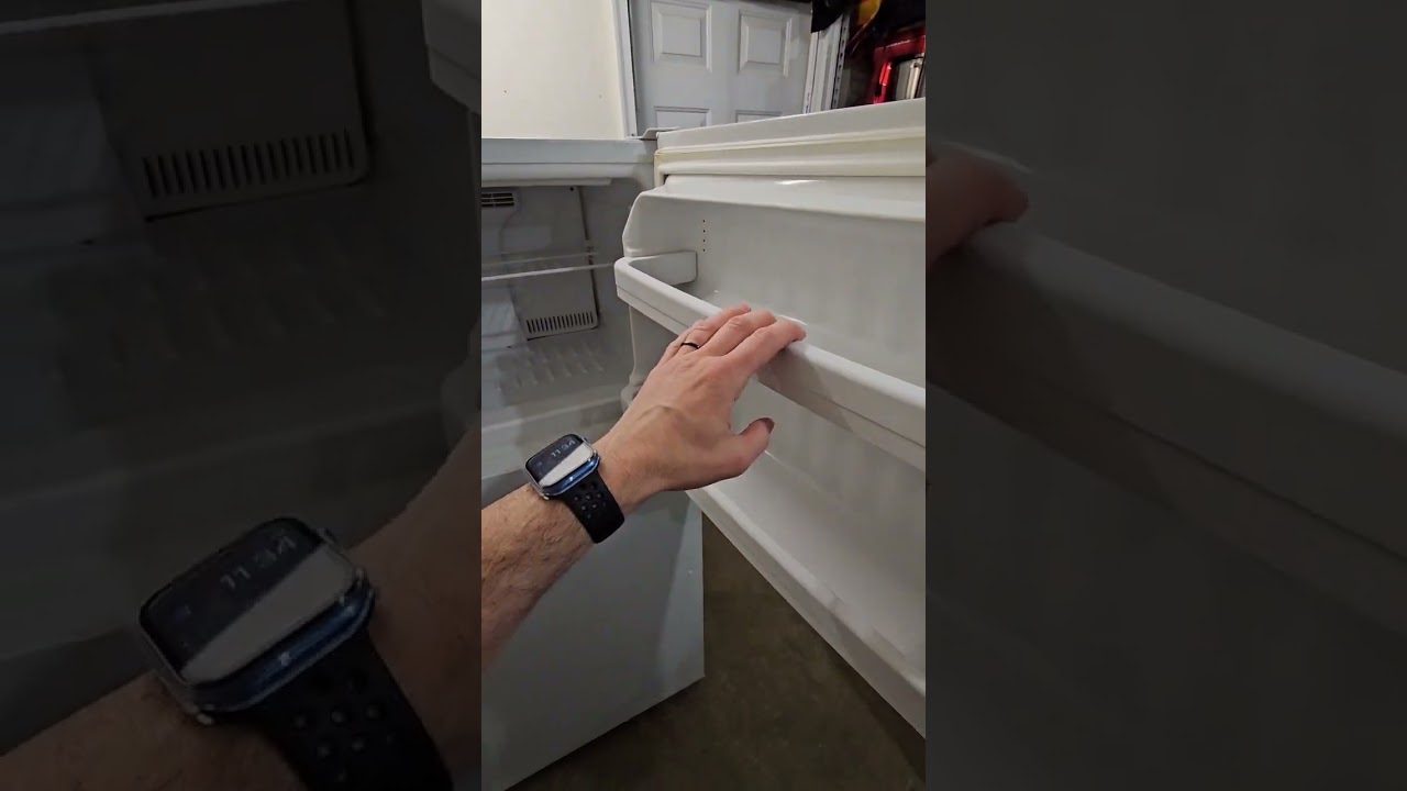 GE top freezer refrigerator 16 cu ft demo