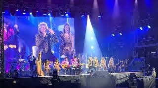 Video voorbeeld van "Rod Stewart Emotional sings Dirty old town  Edinburgh Castle 06/07/23"