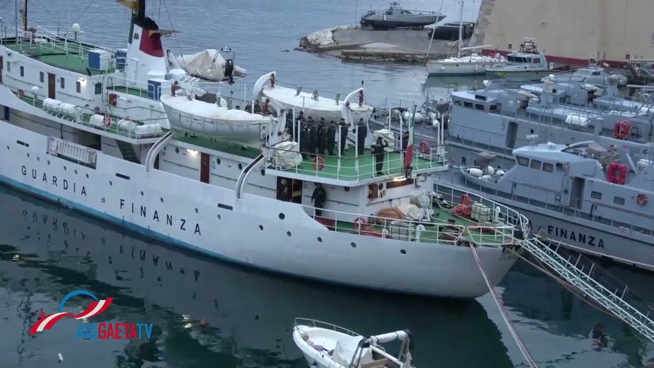 IL BONGIORNO DELLA SCUOLA NAUTICA DELLA GUARDIA DI FINANZA ORGOGLIO DI GAETA CON L'ALZABANDIERA