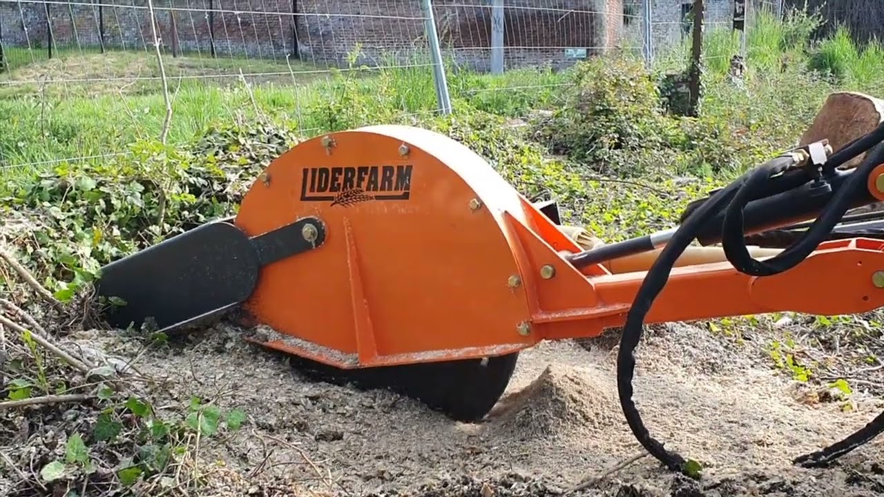 Rogneuse de souche LIDERFARM sur Kioti CS2510