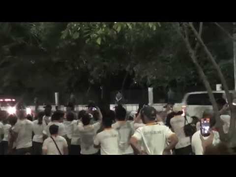 Thousands spill out onto streets to welcome Pope Francis