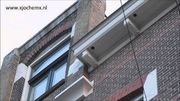 Gierzwaluw verlaat nestruimte in Ziekerstraat, Nijmegen