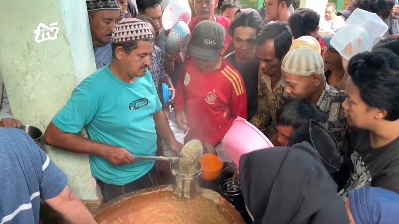 Tradisi Ramadan di Tuban, Ratusan Warga Antre Bubur Mudhor Gratis
