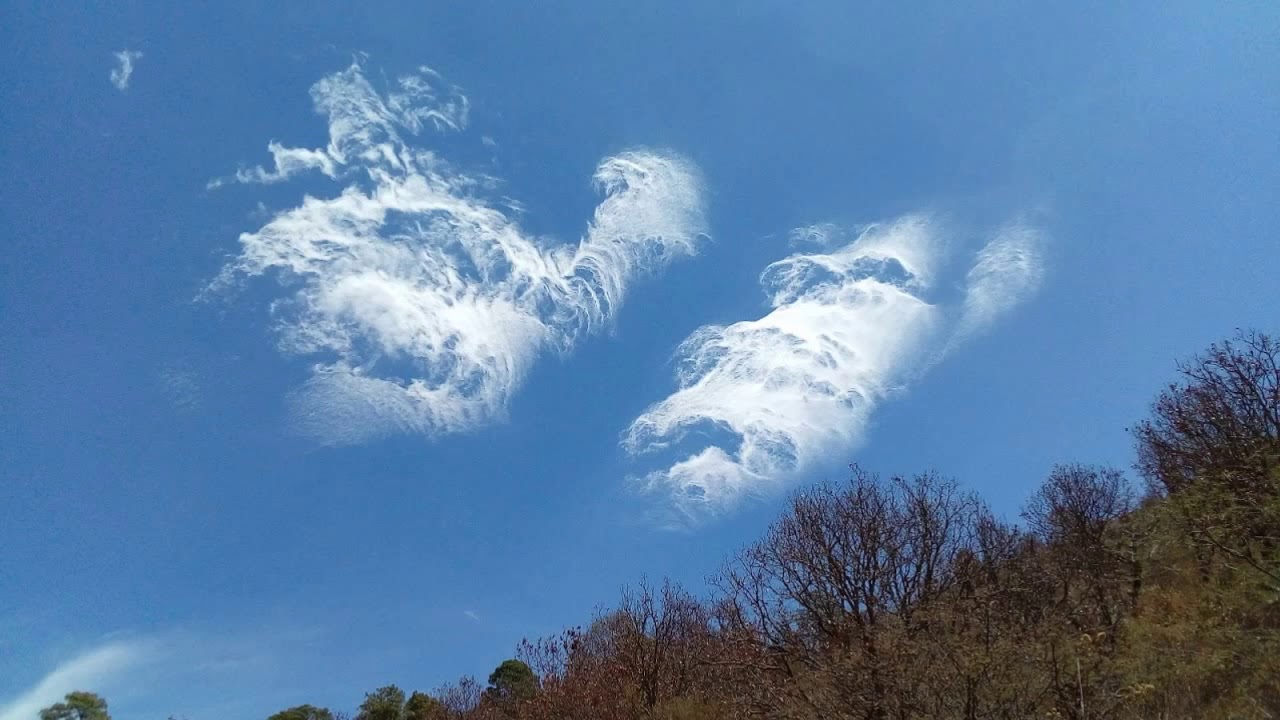 Extrañas figuras se forman con las nubes