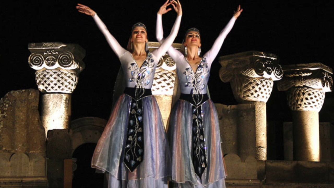 Армянские веселые танцевальные. Армянский костюм для танца. Армянский сценический костюм. Армянский танец девушки. Армянский национальный костюм для танцев.