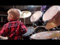 Niño de 3 años toca la bateria como un profesional