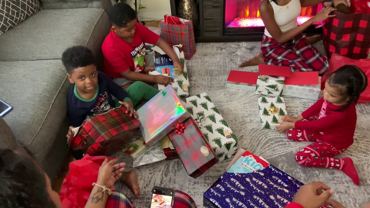 CHRISTMAS DAY DINNER|| **OPENING GIFTS** (how we spent our Christmas