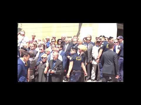 Αποδοκιμασίες στην άφιξη