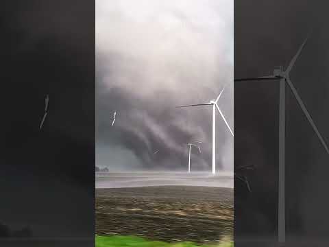 Насколько красиво и опасно торнадо 😦🌪️