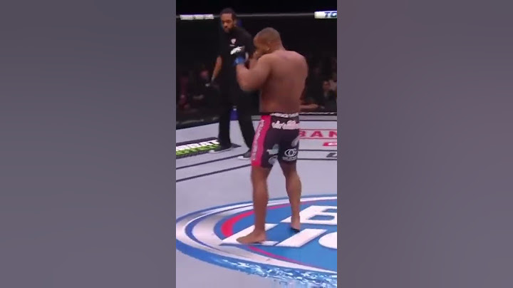 Jon Jones Attempts CRAZY Axe Kick!!😳🥊 #shorts #jonjones