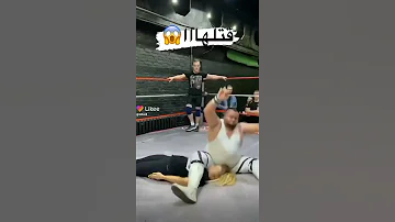 مصارعه بين رجل وبنت 