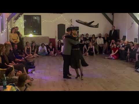 Céline Ruiz y Diego Amado, bailan en el la milonga Esta Noche de Luna (Paris)
