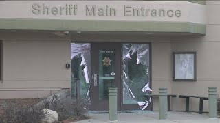 North Idaho man arrested for 'terroristic threats' after breaking windows at sheriff's office