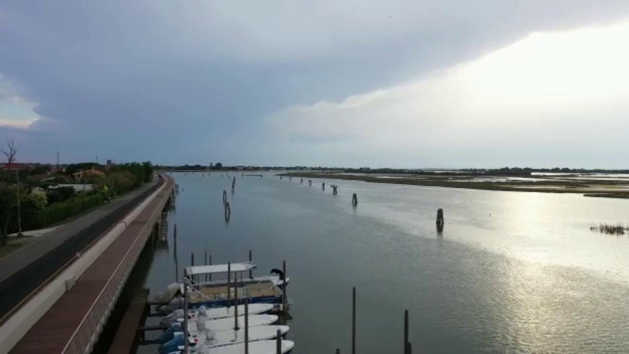 Via del respiro: la pista ciclopedonale a sbalzo sulla laguna vista dal drone