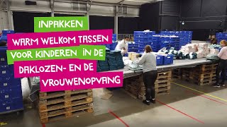 Middelbare scholieren pakken tassen in voor kinderen in de daklozen- en vrouwenopvang