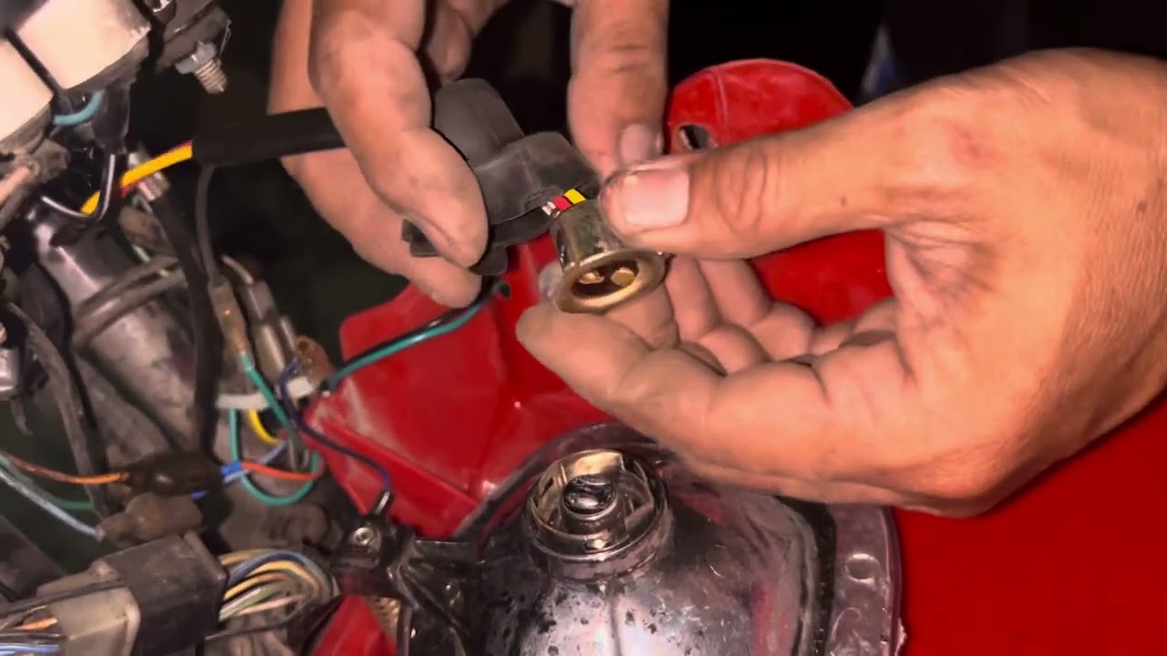 XRM 110 paano magpalit ng headlight socket?