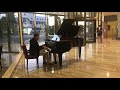 Игра на рояле в отеле