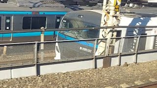 JR東日本E257系NA-05編成特急踊り子東京駅行き新幹線と並走(2022/12/27)