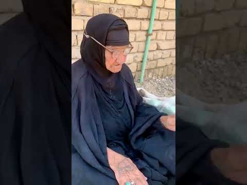 امراة عراقية كبيرة في السن تخدم زوارة الاربعين
