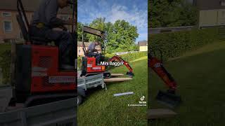 China,Mini Bagger Auf Anhänger Verladen.