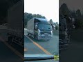 荷台の荷物落下。