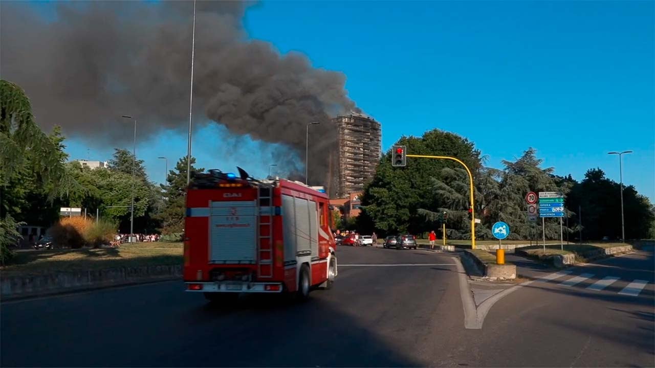Milano, grattacielo in fiamme: l'arrivo dei soccorsi