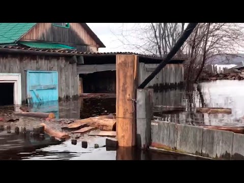 Видео: Волна паводка накрыла Якутию поздно ночью и затопила жилые дома