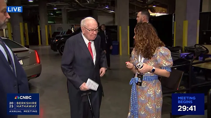 Warren Buffett arrives at annual shareholder meeting