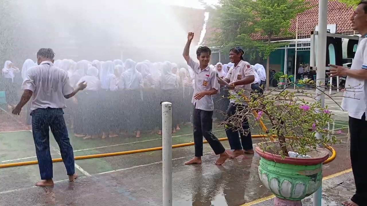 Hujan-hujanan di halaman SMP Negeri 1 Masaran