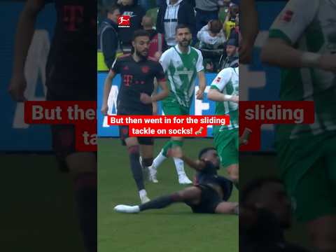 Sliding-SOCKS-Tackle 😅 Gravenberch