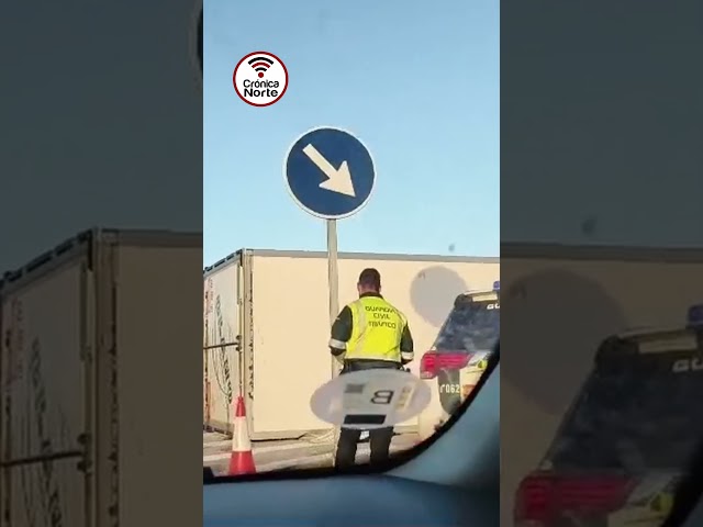 Camión volcado en la Entrada de la Urbanización Santo Domingo (Algete)