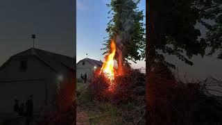 Zapalili Krijes, Družili Se I Opustili Uz Dobru Kapljicu I Razne Delicije