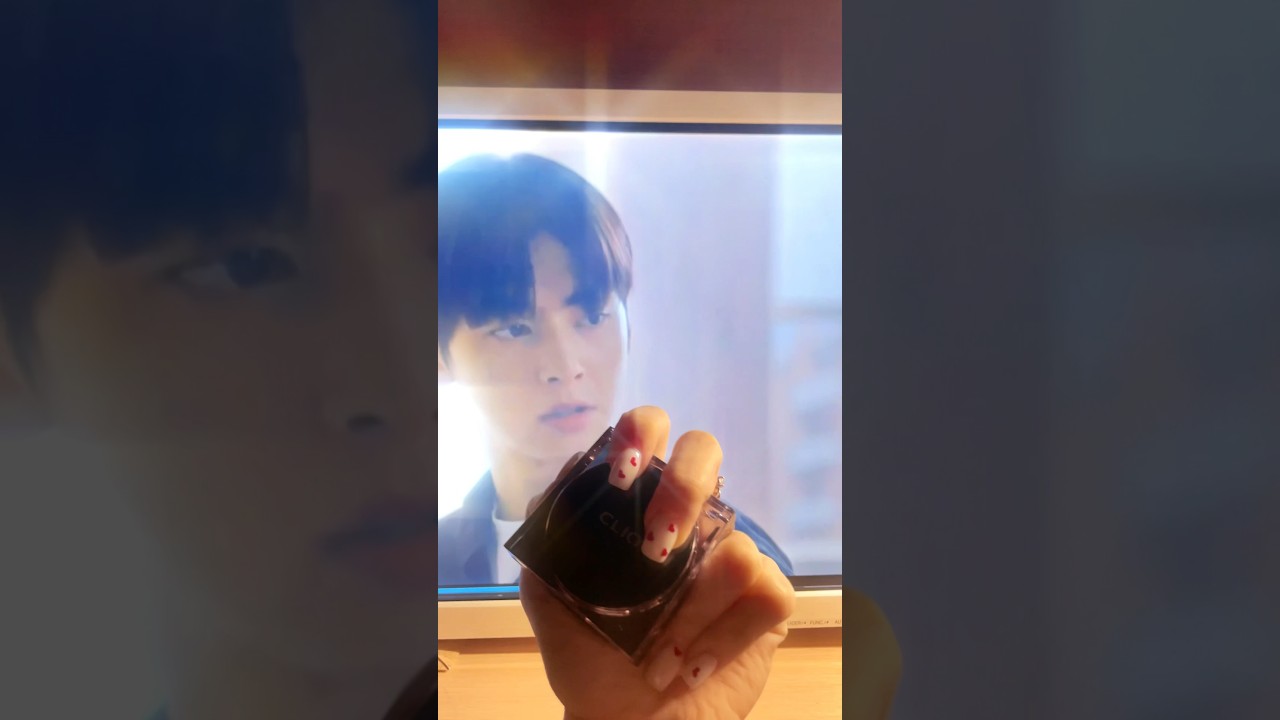 OMG I finally have a Clio cushion💋🖤 