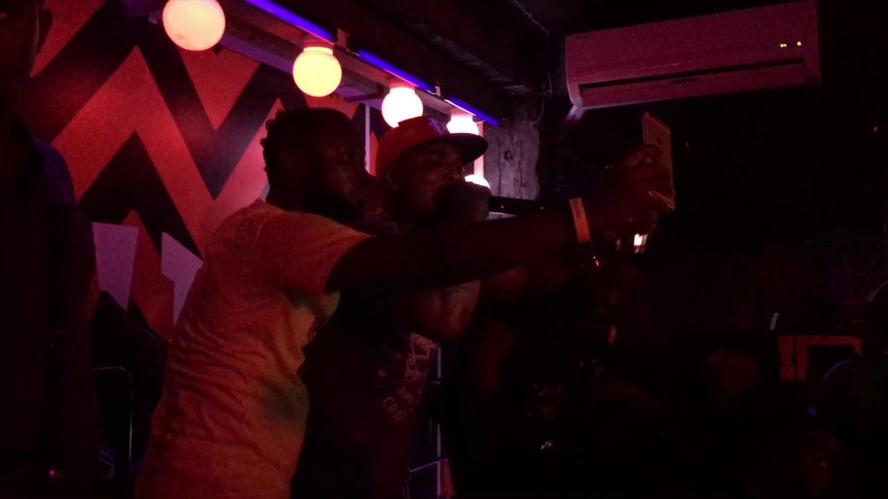 Болельщик из Нигерии шокировал посетителей бара "Грядушка"